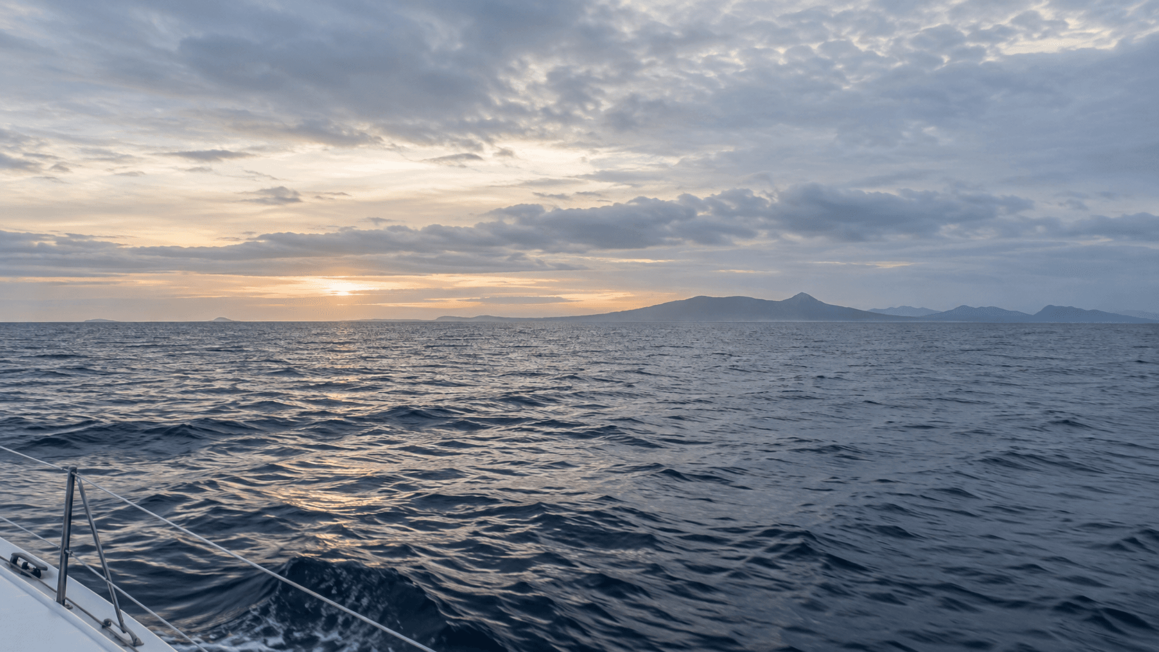 Яхта в спокойном море на рассвете